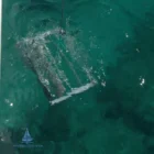 Wobbelstopper unter Wasser neben dem Boot